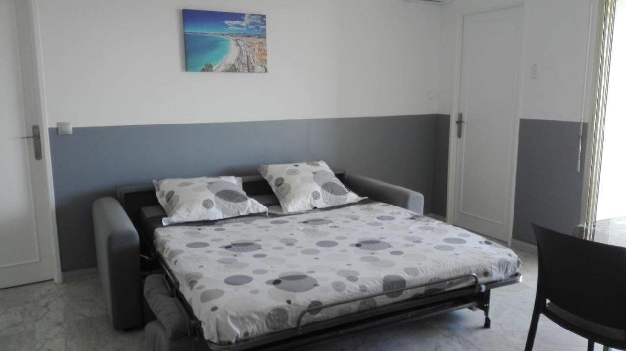 Grand Studio Climatise En Bord De Mer Avec Parking Securise Гольф-Жуан Экстерьер фото
