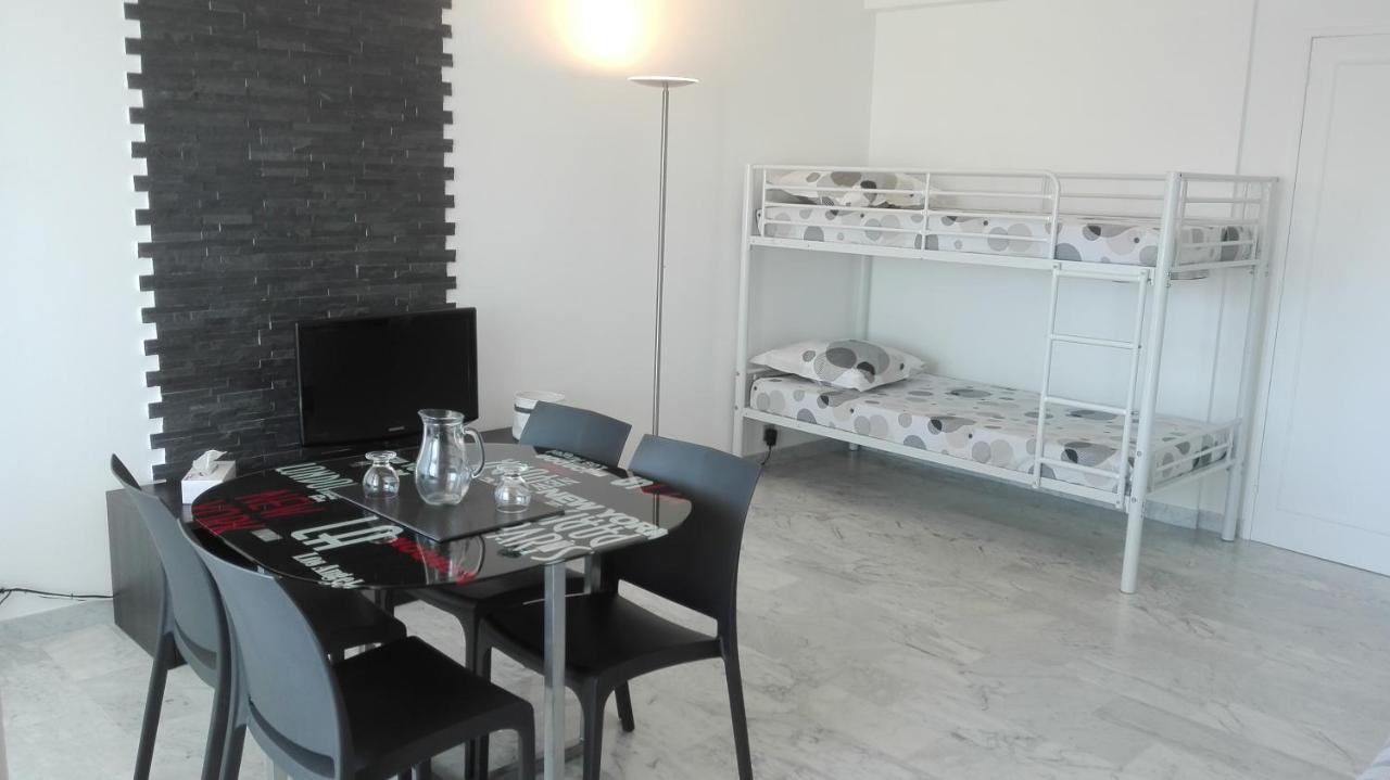 Grand Studio Climatise En Bord De Mer Avec Parking Securise Гольф-Жуан Экстерьер фото
